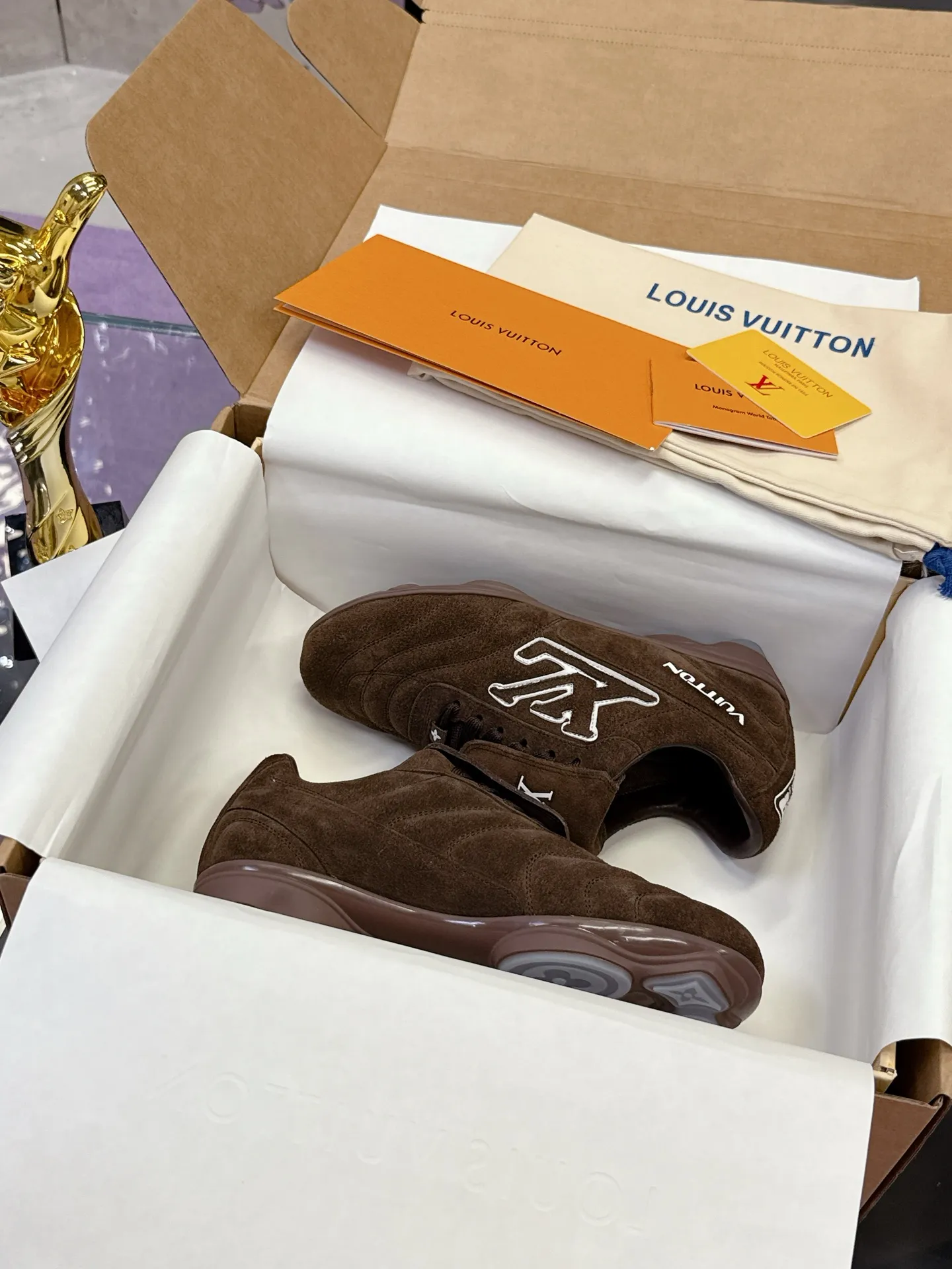 Factory price: 700💰 2025 new LV sneakers for couples, 🔥🔥🔥You will look fashionable when you wear them ❤️ LV football shoe series 💗 This Footprint Soccer sneaker was unveiled in the 2025 spring and summer series fashion show. It is the first sneaker designed by Pharrell Williams inspired by football shoes. The shoes are inspired by football, a sport that spans generations and cultures💎, echoing the theme of unity and universal participation in the 2025 spring and summer series fashion show. The shoe is known for its sleek design, with the dynamic IV Initials logo embellished on the side, the Lvers United emblem inspired by the football team on the tongue, and the sole patterned rubber sole decorated with multiple Louis Vuitton logos. Stylish and casual wear, a trend-setter in the fashion industry. Made of imported cowhide with full craftsmanship💓 Number of sizes (women’s 35-41, women’s 41 customized) (men’s 39-46, 45-46 customized)
